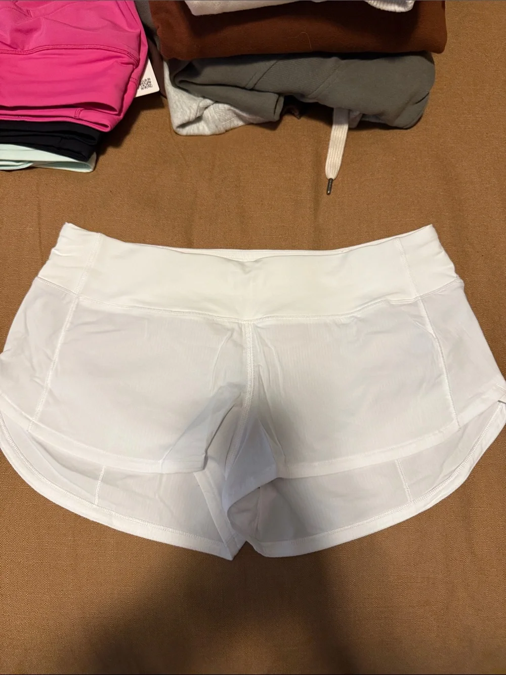 Women’s white Lululemon speed up short 2.5”